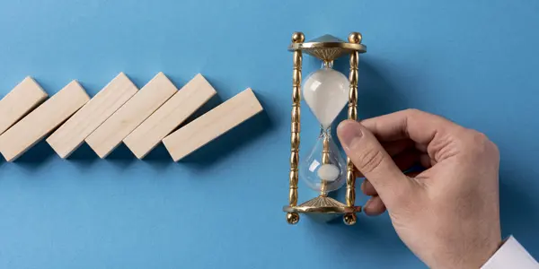 Vergrootglas En Dominoblokjes Crisismanagement