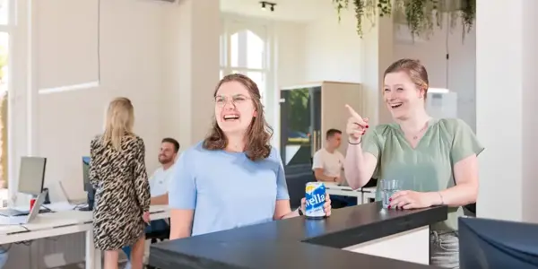 Lachende Supply Chain Specialisten Van Nrg Office Op Kantoor