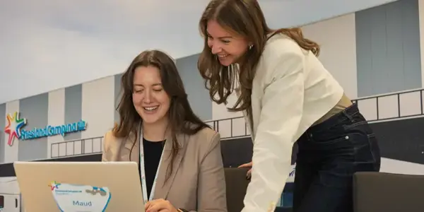 Twee Mensen Van Nrg Office Kijken Lachend Naar Een Scherm