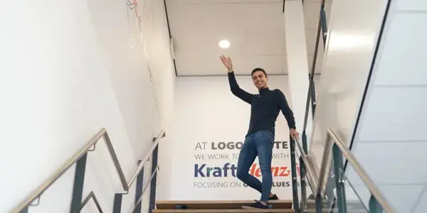 Robert Zwaait Lachend Naar De Camera Op De Trap Bij Zijn Opdracht Bij Logoplaste Bv