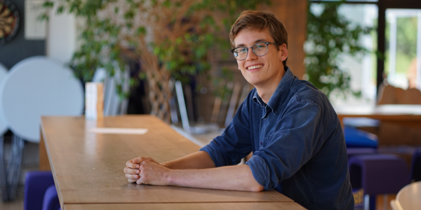 Customer Support Paul Mol Lacht Naar De Camera