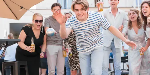 Persoon Van Nrg Office Gooit Bal En Mensen Juichen