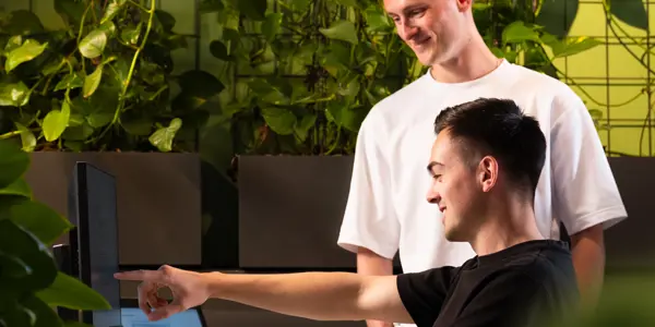 Officers Kijken Naar Een Computerscherm Op Kantoor Breda