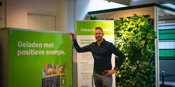 Jack Van Nrg Office Naast Een Banner Van De Plus (1)