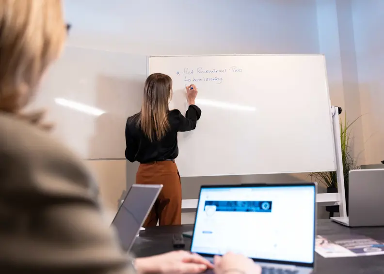 Vrouw schrijft op bord over het SNA-certificaat