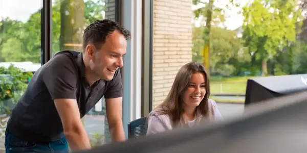 Twee Personen Kijken Lachend Naar Een Computerscherm