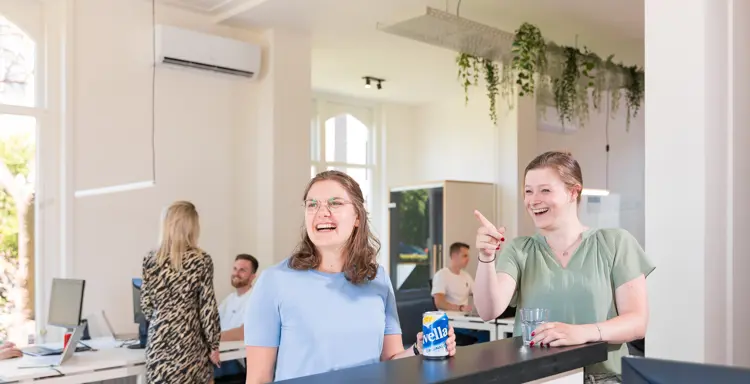Lachende Officers Op Het Kantoor Van Nrg Office In Nijmegen